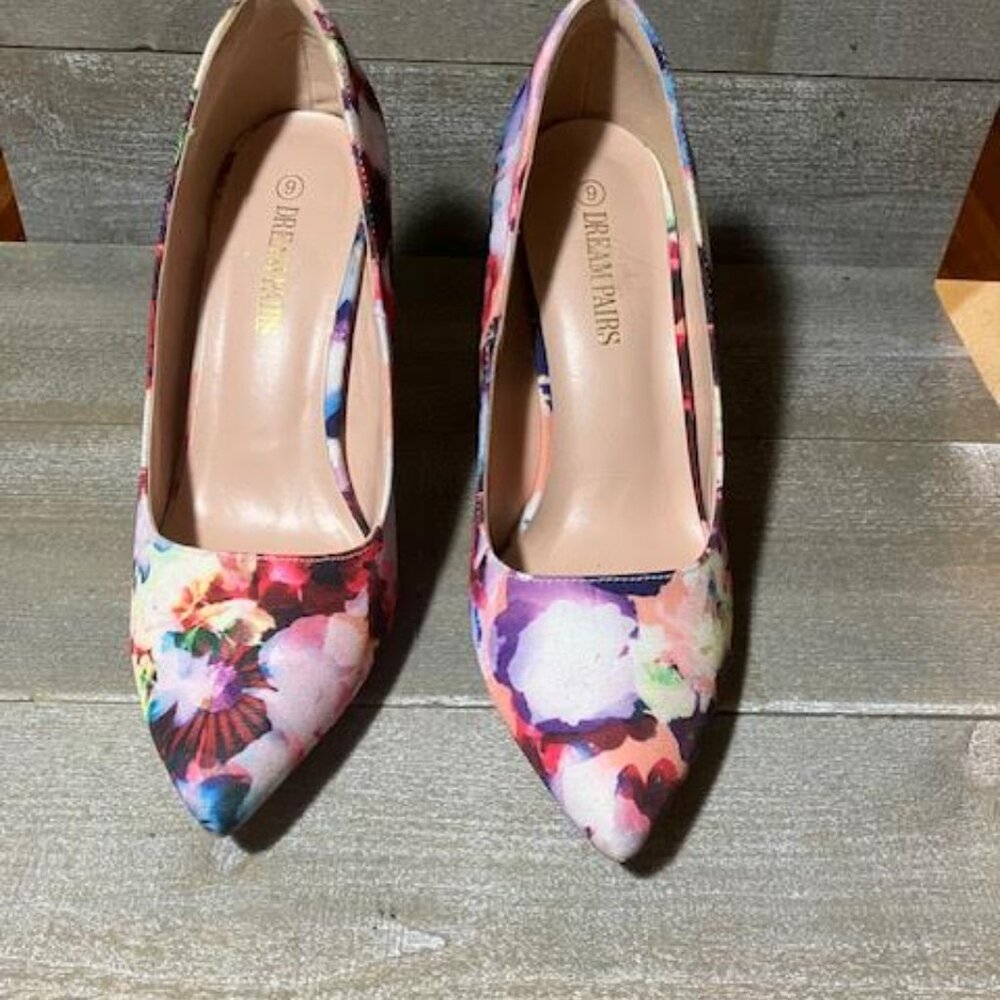 Dream Pairs pumps, size 9 Floral design - Picture 2 of 5